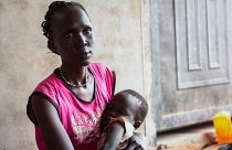 Eine sudanesische Frau, die mit ihrem Kind in den benachbarten Südsudan geflüchtet ist