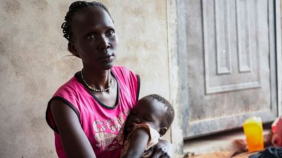 Eine sudanesische Frau, die mit ihrem Kind in den benachbarten Südsudan geflüchtet ist