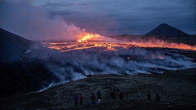 الحمم البركانية تندلع من شق في بركان Fagradalsfjall، على بعد حوالي 30 كيلومتراً جنوب غرب ريكيافيك، أيسلندا، يوم الاثنين 10 يوليو 2023.