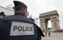 دورية لقوات الشرطة بالقرب من قوس النصر في باريس