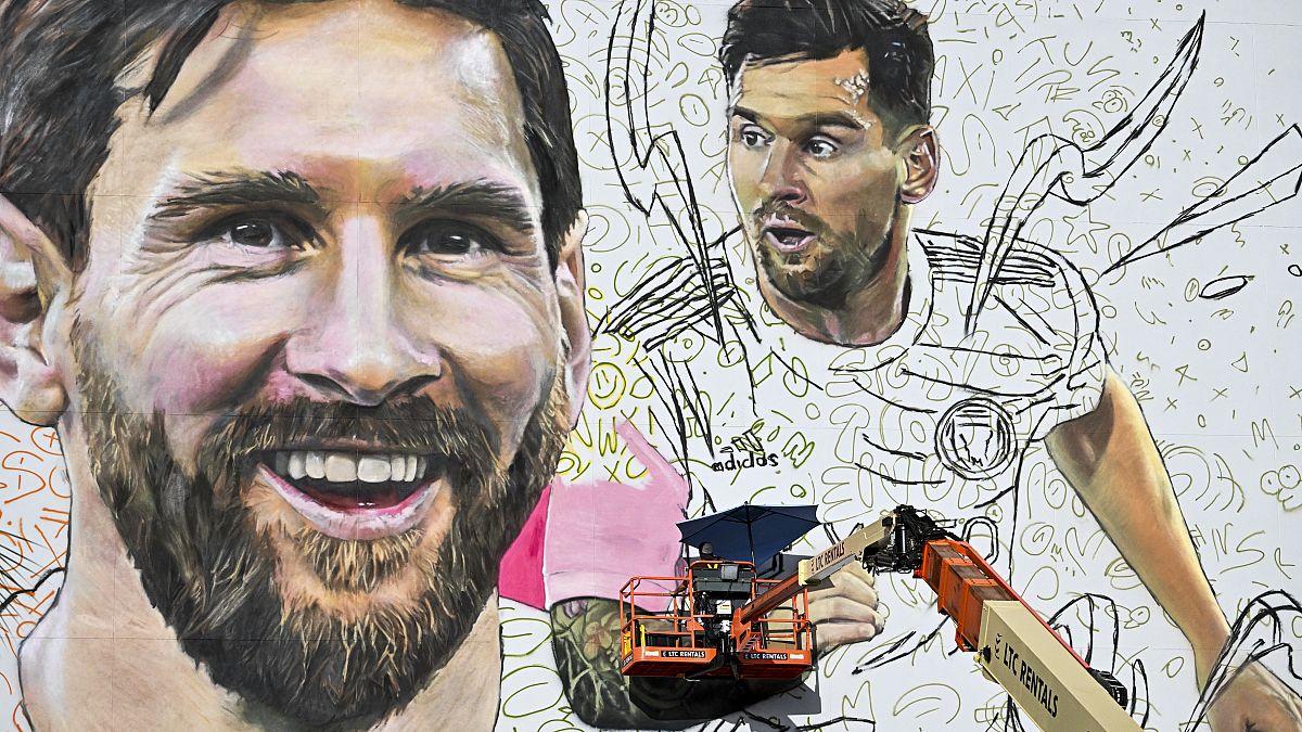 رسم الفنان الأرجنتيني ماكسيميليانو باجناسكو لوحة جدارية عملاقة لنجم كرة القدم العالمي ليونيل ميسي في وينوود، حي الفنون في ميامي، فلوريدا، في 10 يوليو 2023. 
