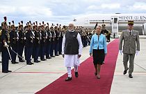 Narendra Modi, a su llegada a Francia, junto a la primera ministra de este país, Élisabeth Borne, el 13 de julio de 2023