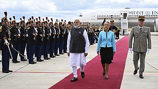 Narendra Modi, a su llegada a Francia, junto a la primera ministra de este país, Élisabeth Borne, el 13 de julio de 2023