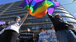 نشطاء حقوق المثليين الروس يشاركون في مسيرة في وسط موسكو ، روسيا، في 6 مايو / أيار 2017