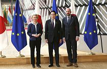 Avrupa Konseyi Başkanı Charles Michel (sağda), Avrupa Komisyonu Başkanı Ursula von der Leyen (solda) ve Japonya Başbakanı Fumio Kişida