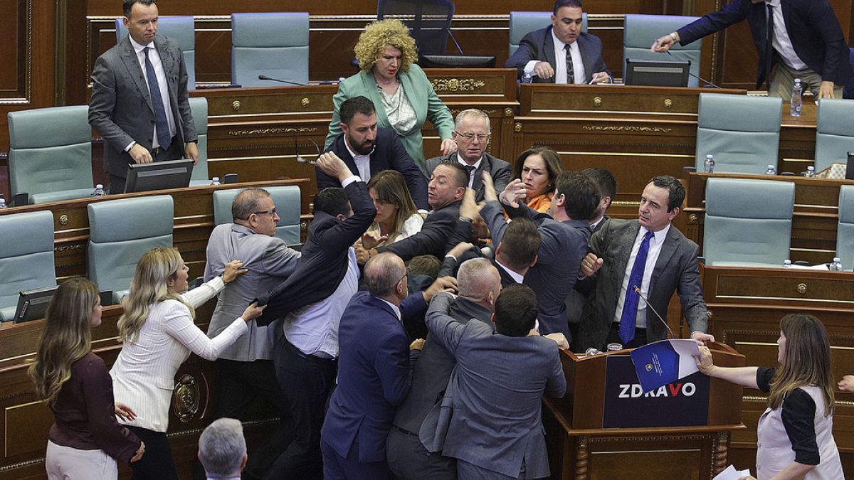 Abgeordnete im Parlament in Pristina im Kosovo schlagen aufeinander ein