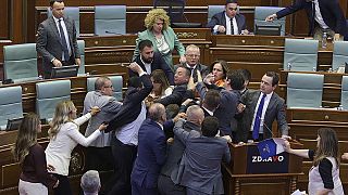 Abgeordnete im Parlament in Pristina im Kosovo schlagen aufeinander ein