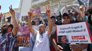 متظاهرون يطالبون بالإفراج عن سجناء سياسيين خلال مظاهرة دعا إليها تحالف جبهة الإنقاذ الوطني المعارض في تونس العاصمة، في 18 يونيو 2023.