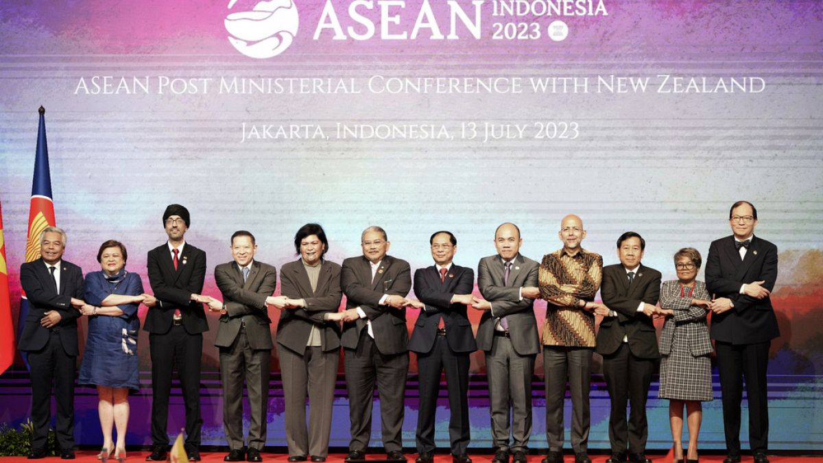 ASEAN üyesi ülkelerin dışişleri bakanları, Endonezya'nın başkenti Cakarta'da bir araya geldi