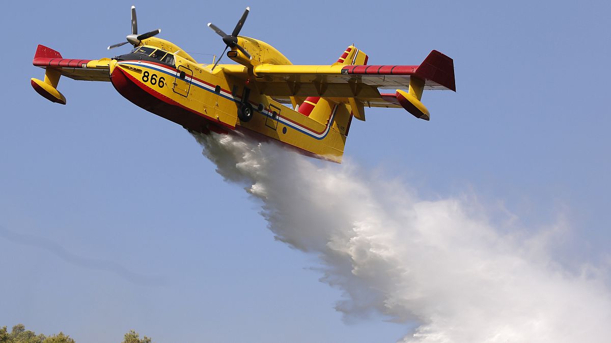 محاولة إطفاء حريق غابة كبير في شبه جزيرة بيلجيسك في الجزء الجنوبي من كرواتيا. 2015/07/12