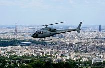Harci helikopter Párizs felett, háttérben az Eiffel-torony.