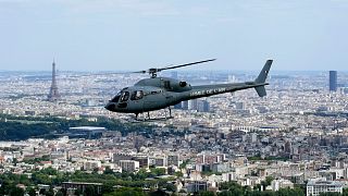 Helicóptero sobrevoa Paris, França
