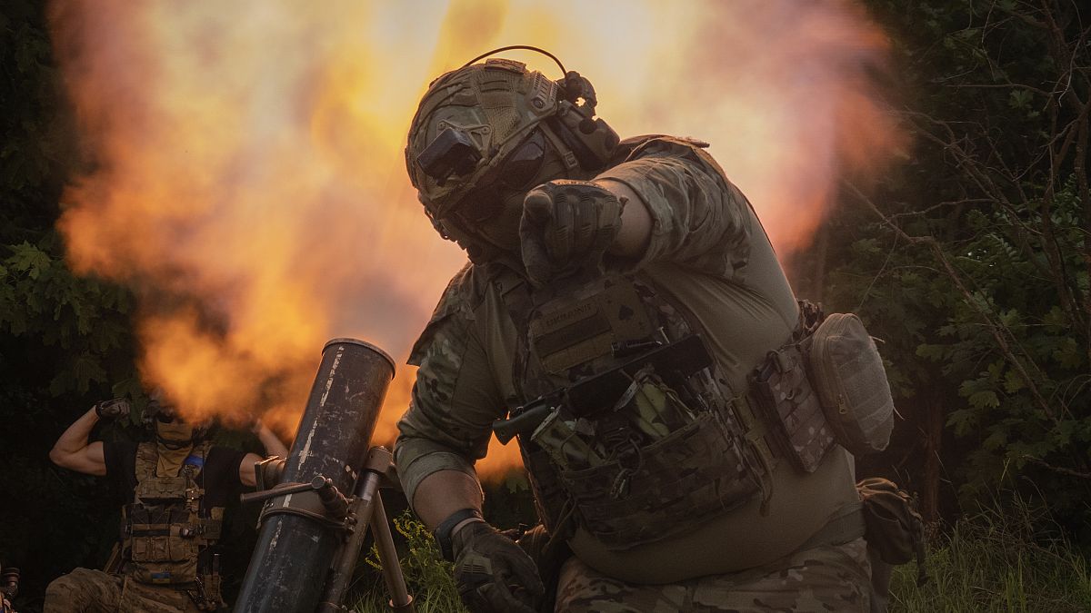Ein ukrainischer Soldat während Gefechte bei Saporischschja