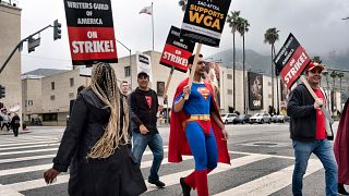 Ator Jeff Torres vestido de "Super Homem" numa ação de apoio aos argumentistas em maio
