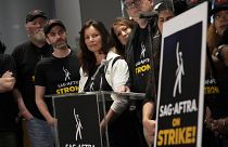 La presidenta de SAG-AFTRA, Fran Drescher, en el centro.