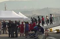 Des migrants débarquent au port de Reggio Calabria, le 13 juillet 2023.