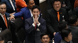Ο Πίτα Λιμτζαροενράτ μετά την καταμέτρηση των ψήφων στο Κοινοβούλιο στην Μπανγκόκ