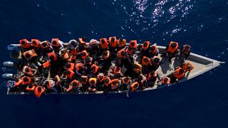 مجموعة من المهاجرين في قارب في عرض البحر المتوسط