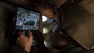 Egy ukrán katona drónt irányít fedezékéből