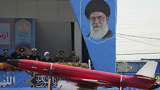 Ali Hamenei és az iráni hadsereg vezetői a tribünön 2023 tavaszán - illusztráció