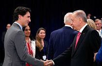 Arşiv: Cumhurbaşkanı Erdoğan, Kanada Başbakanı Justin Trudeau ile İspanya'daki NATO zirvesinde el sıkışıyor. 2022