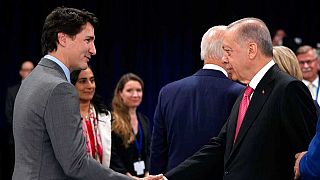Arşiv: Cumhurbaşkanı Erdoğan, Kanada Başbakanı Justin Trudeau ile İspanya'daki NATO zirvesinde el sıkışıyor. 2022