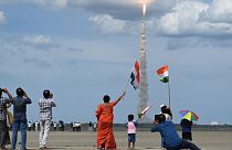 مردم هند در حال تماشای پرتاب چندرایان-۳ 