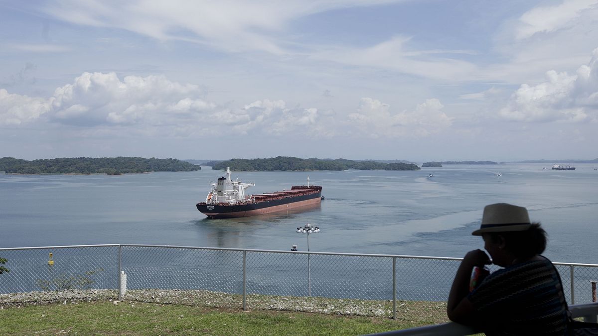 السفينة إزميرالدا بمياه قناة بنما