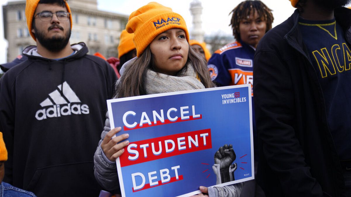Amerikan yüksek mahkemesi yüz milyarlarca dolarlık öğrenci kredi borcunun silinmesi kararını iptal etmişti