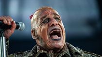 Till Lindemann, Sänger der Band Rammstein, tritt auf der Bühne der HDI-Arena in Hannover auf