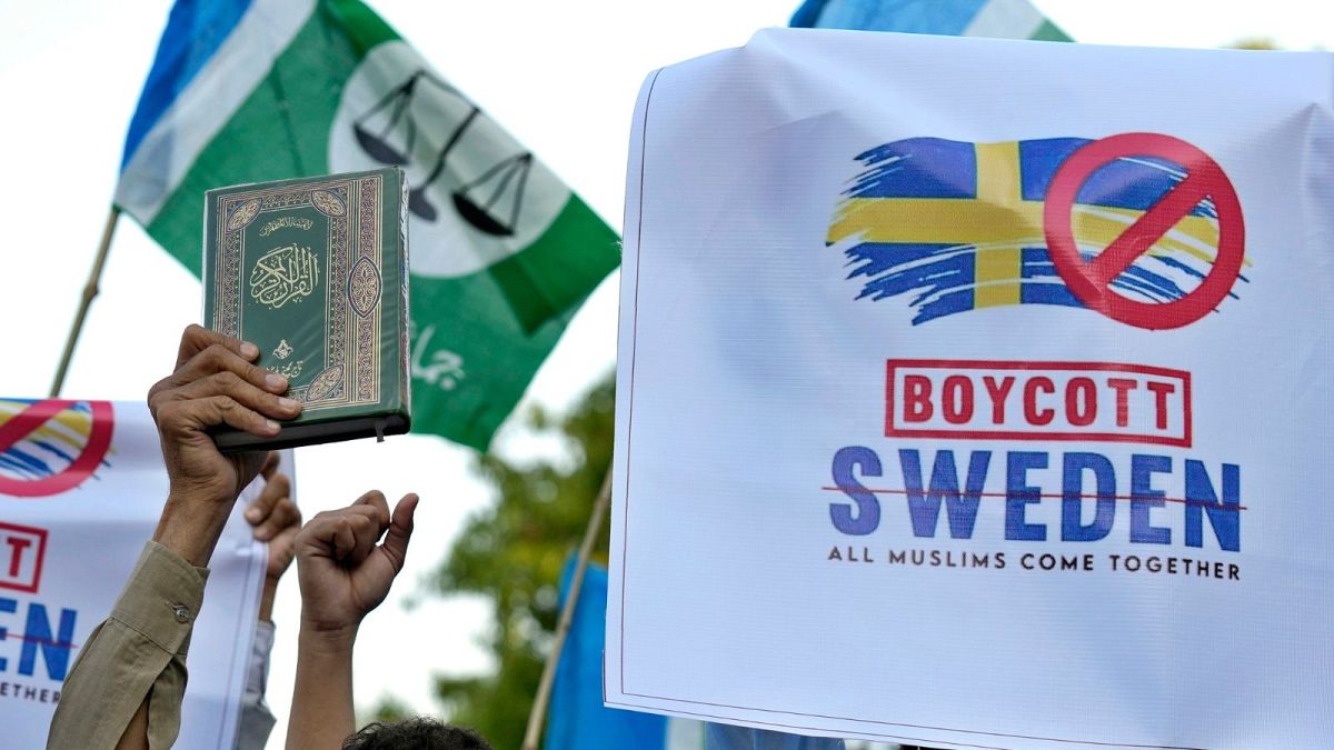 عکس آرشیوی از اعتراض مسلمانان پاکستانی به قرآن‌سوزی در سوئد