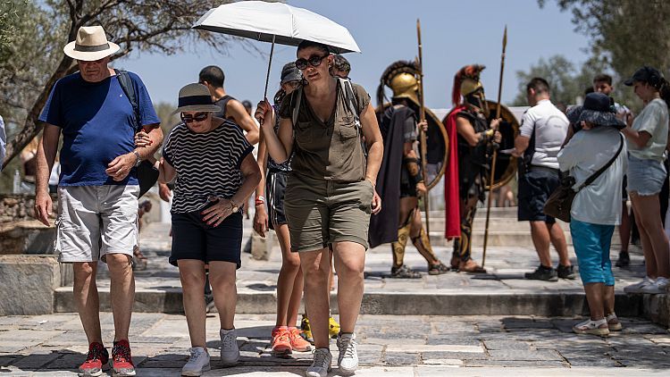 HEAT forces Acropolis to shut down as tourists faint 🔥