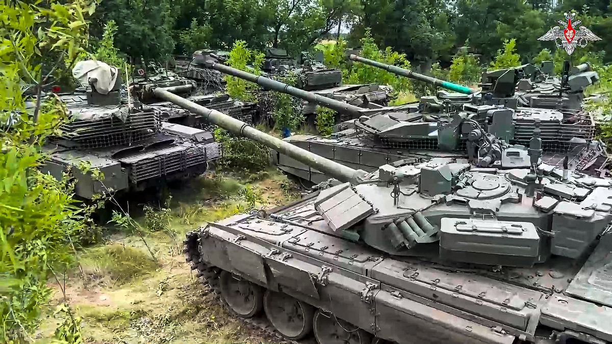 A Wagner harckocsijai egy meg nem nevezett helyen, amint a zsoldoscsoport átadja nehézfegyvereit az orosz védelmi minisztériumnak