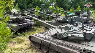 A Wagner harckocsijai egy meg nem nevezett helyen, amint a zsoldoscsoport átadja nehézfegyvereit az orosz védelmi minisztériumnak
