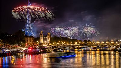 الألعاب النارية في سماء باريس
