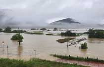 Una parte de un parque a lo largo del río Geum se inundan debido a las fuertes lluvias en Sejong, Corea del Sur, sábado, 15 de julio de 2023.