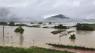 Una parte de un parque a lo largo del río Geum se inundan debido a las fuertes lluvias en Sejong, Corea del Sur, sábado, 15 de julio de 2023.