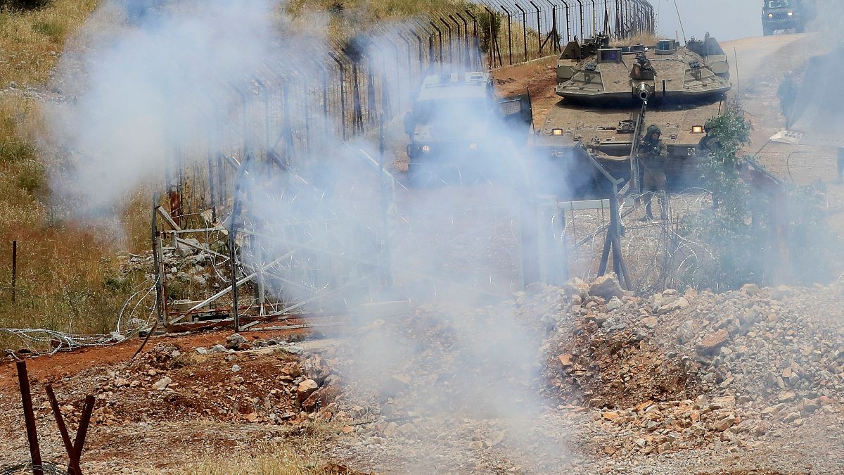 الجيش الإسرائيلي يطلق قنابل غاز مسيلة للدموع على محتجين عند القرية الحدودية كفار شوبا اللبنانية