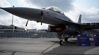 طائرة مقاتلة تابعة للقوات الجوية الأمريكية من طراز F-16 في معرض باريس الجوي في لو بورجيه، شمال باريس، 19 يونيو 2023