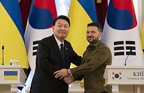 Le président sud-coréen Yoon Suk Yeol (à gauche), et le président ukrainien Volodymyr Zelensky, à Kyiv, le 15 juillet 2023.