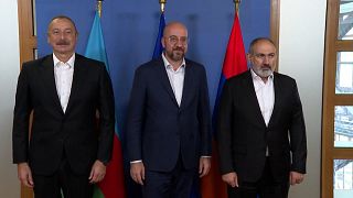 Charles Michel, presidente del Consejo Europeo, posa con Nikol Pashinyan, primer Ministro armenio, y con Ilham Aliyev, presidente de Azerbaiyán.