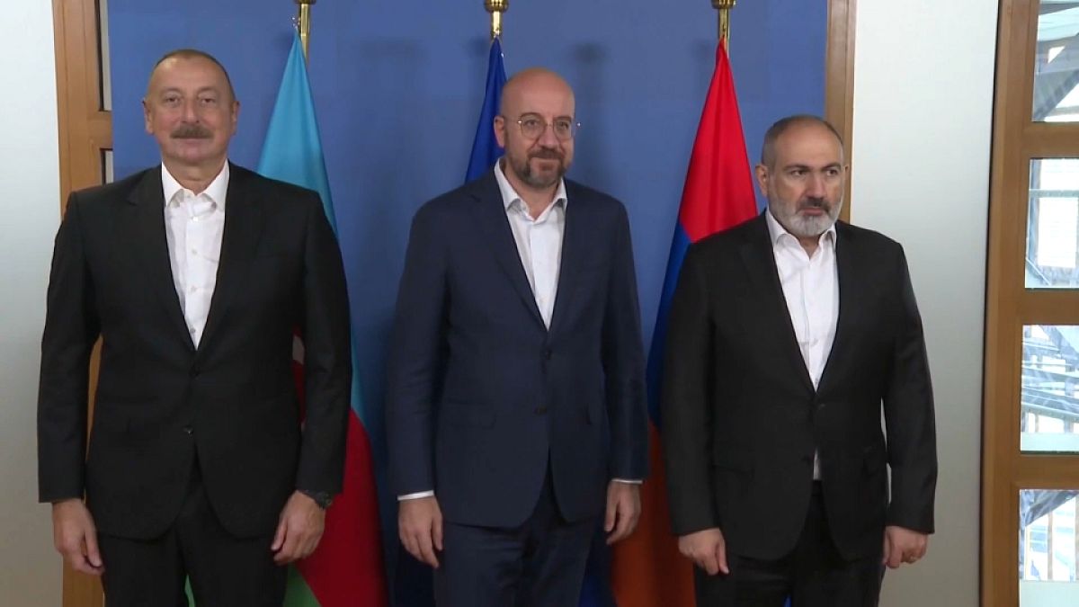 EU-Ratspräsident Charles Michel mit den beiden Vertretern Armeniens und Aserbaidschans am 15. Juli 2023