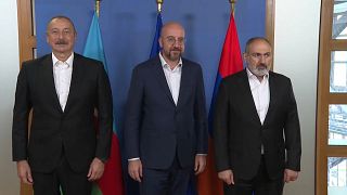 EU-Ratspräsident Charles Michel mit den beiden Vertretern Armeniens und Aserbaidschans am 15. Juli 2023