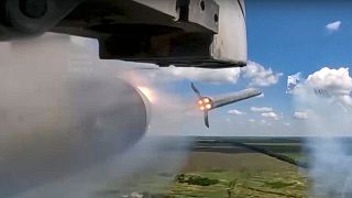Un avion russe tire un missile sur une cible ukrainienne