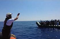 Migrantes a ser resgatados por uma equipa da ONG Médicos Sem Fronteiras na costa da Líbia, 15 de julho, 2032