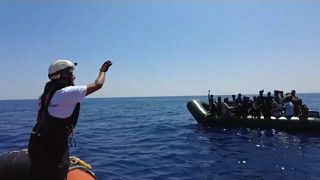 Migrantes a ser resgatados por uma equipa da ONG Médicos Sem Fronteiras na costa da Líbia, 15 de julho, 2032