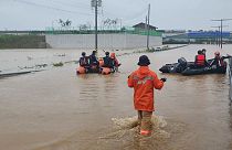 Les services de secours à la recherche de survivants près d'un tunnel submergé dans la région de Cheongju (Corée du Sud), le 15 juillet 2023.
