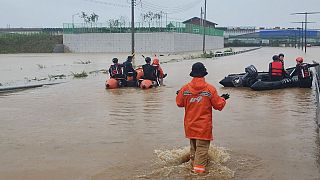 Les services de secours à la recherche de survivants près d'un tunnel submergé dans la région de Cheongju (Corée du Sud), le 15 juillet 2023. 
