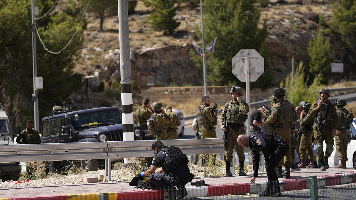 Forças de segurança israelitas inspeccionam local de um ataque perto do colonato judeu de Tekoa, na Cisjordânia, no domingo, 16 de julho de 2023.