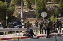 Forças de segurança israelitas inspeccionam local de um ataque perto do colonato judeu de Tekoa, na Cisjordânia, no domingo, 16 de julho de 2023.